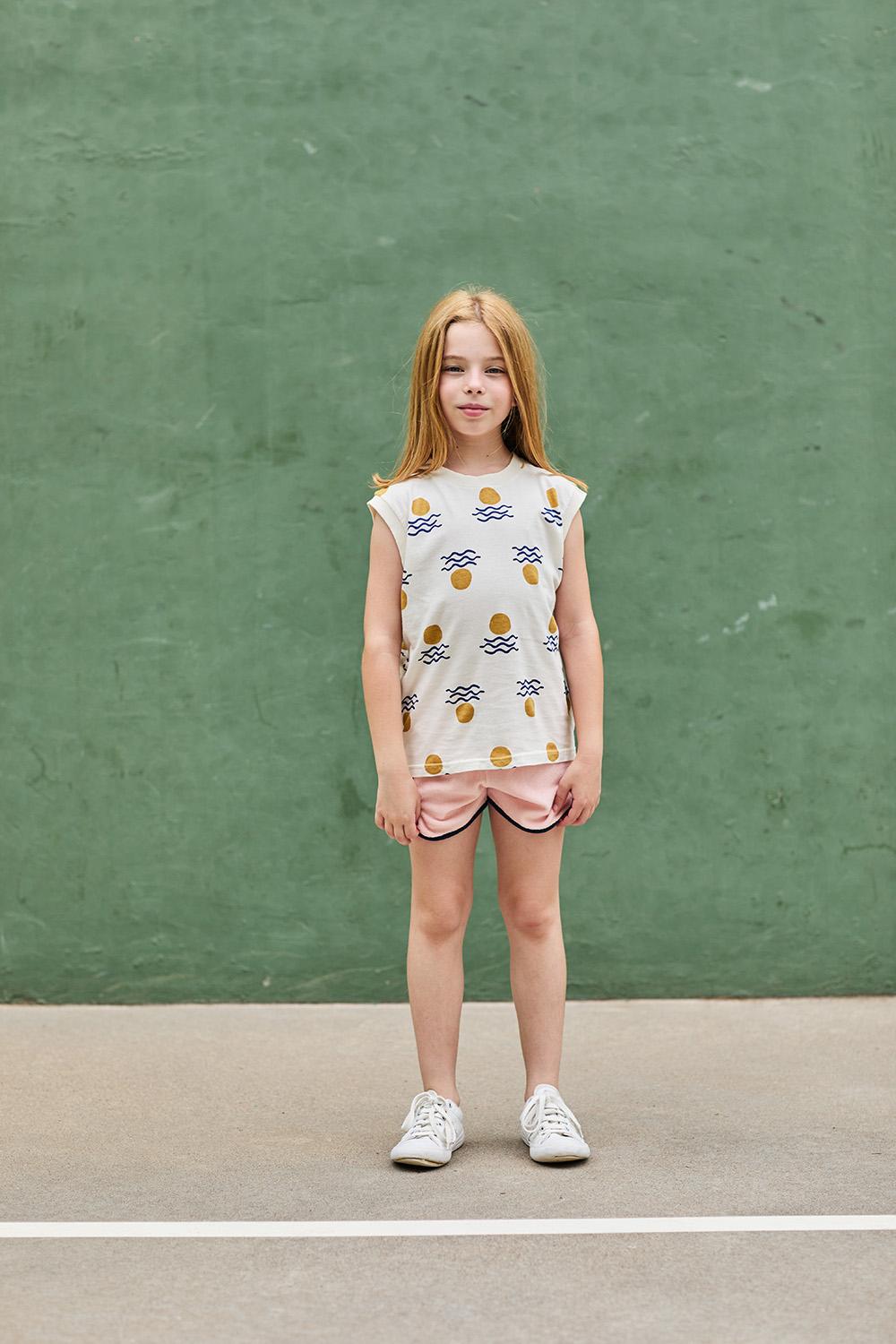 camiseta- sin manga-estampada-niña