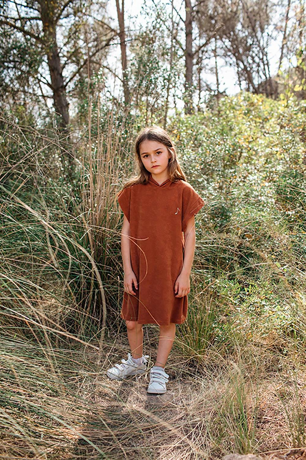 vestido-marrón-verano-niña-capucha
