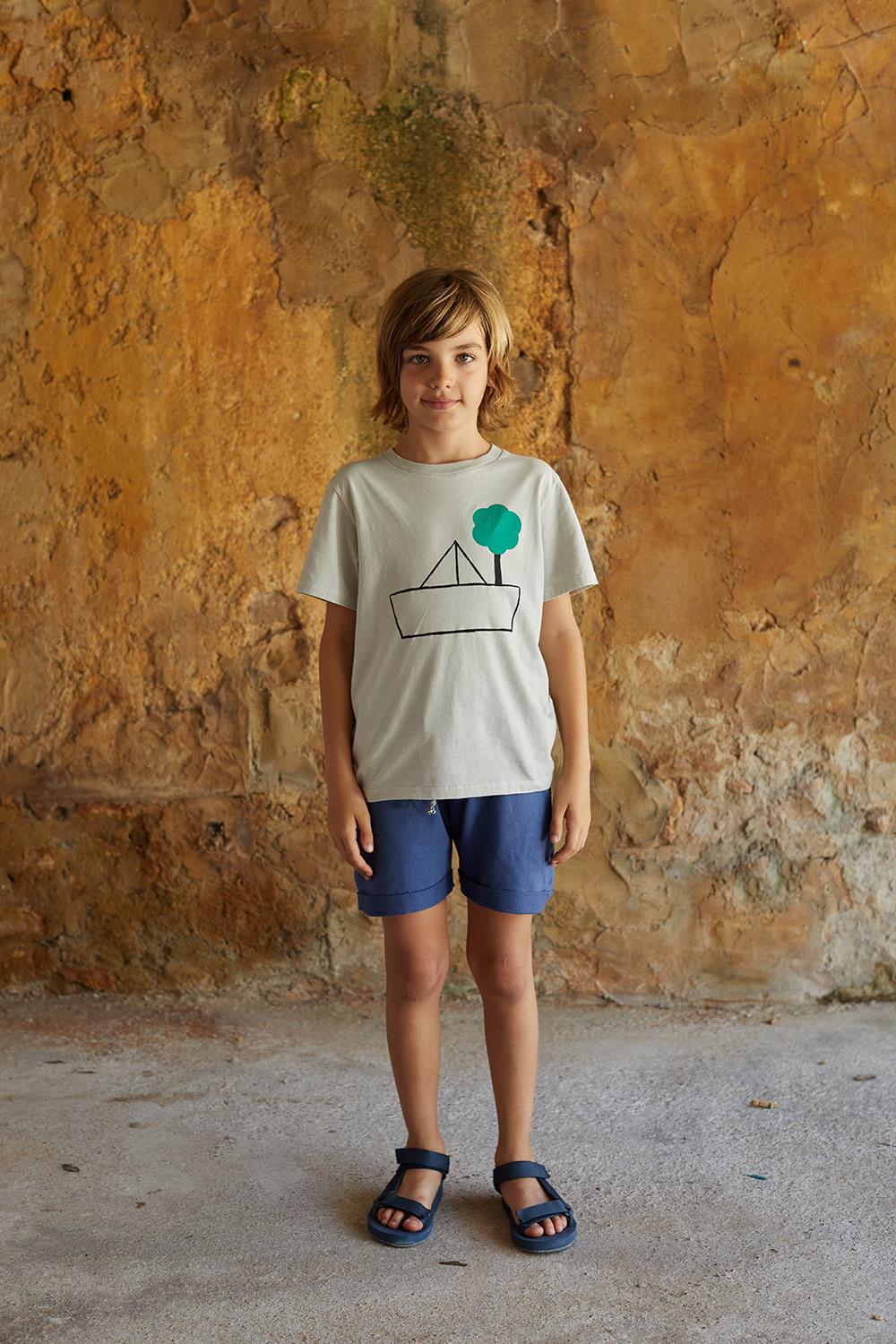 CAMISETA MANGA CORTA GRIS ESTYAMPADA CON BARCO Y ÁRBOL