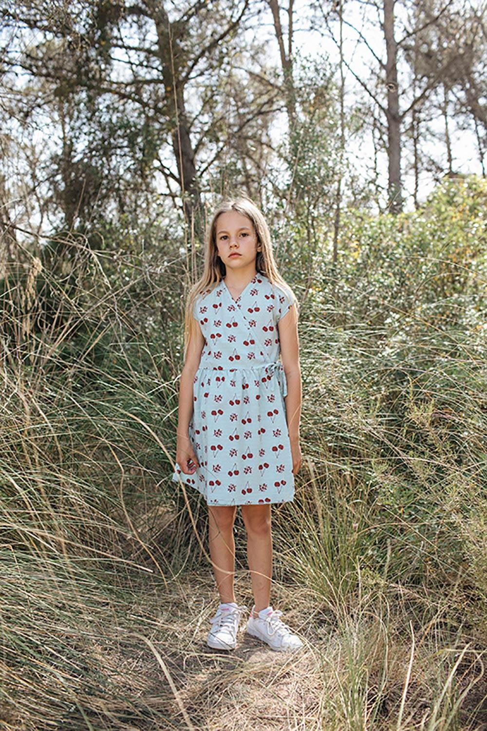 VESTIDO CINTURÓN ESTAMPADO CEREZAS AZUL CLARO