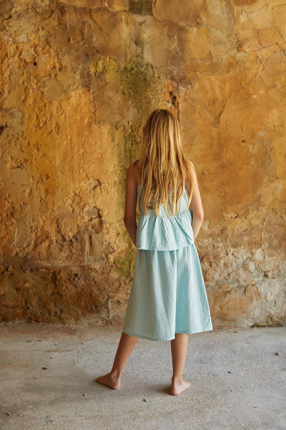 CAMISA TIRANTES AZUL CON VOLANTE CROPPED BORDADO FLOR