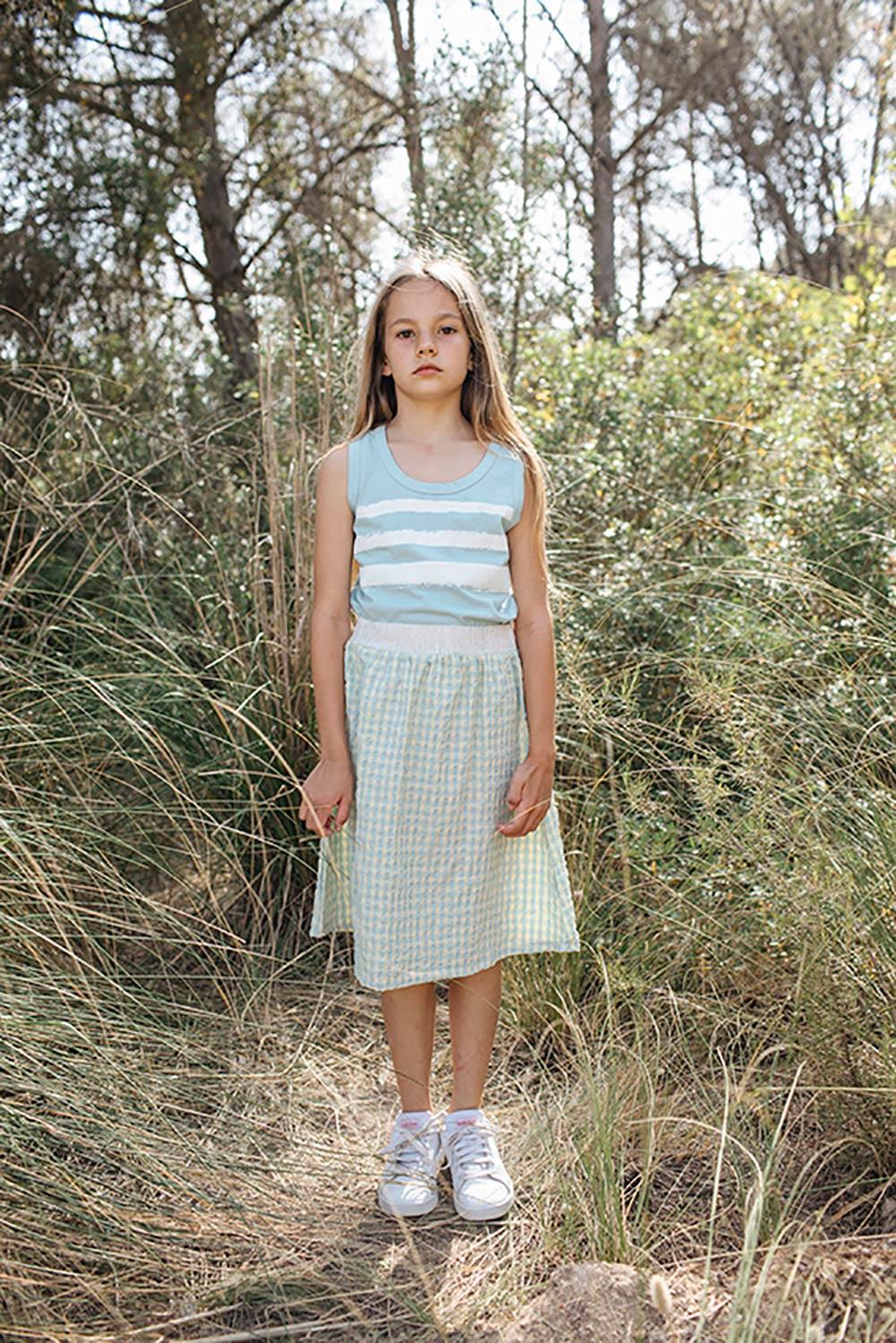camiseta-tirantes-niña-rayas blancas