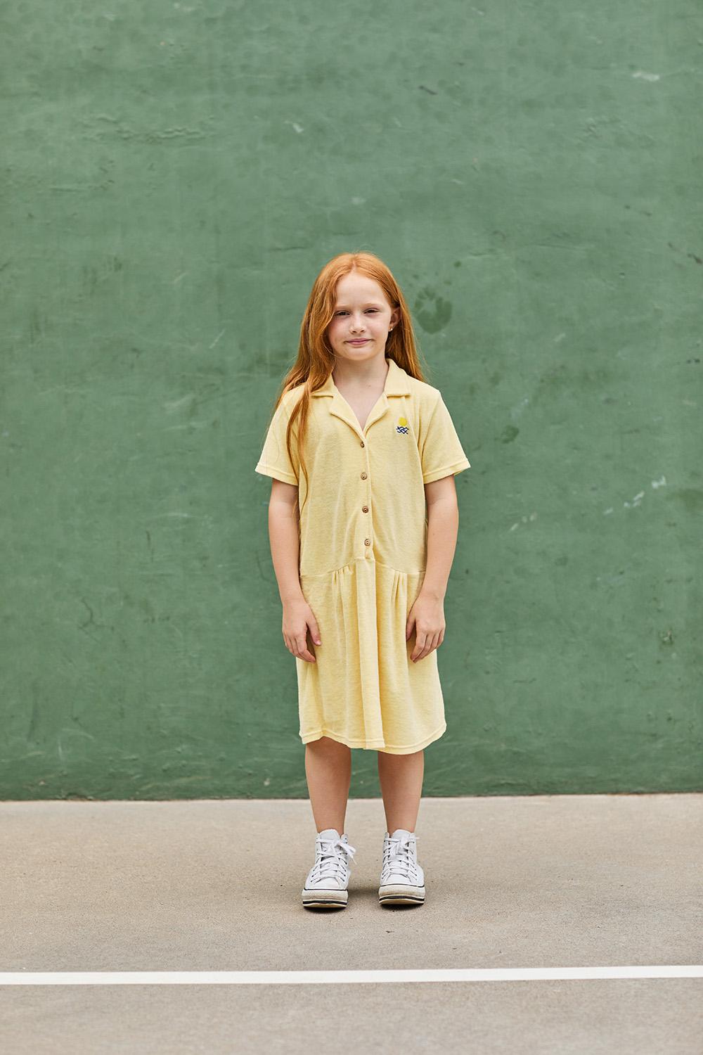 VESTIDO EN RIZO AMARILLO CON BORDADO DE SOL Y MAR