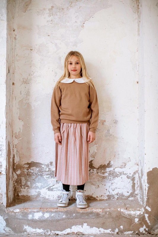 BROWN SWEATSHIRT WITH WHITE COLLAR