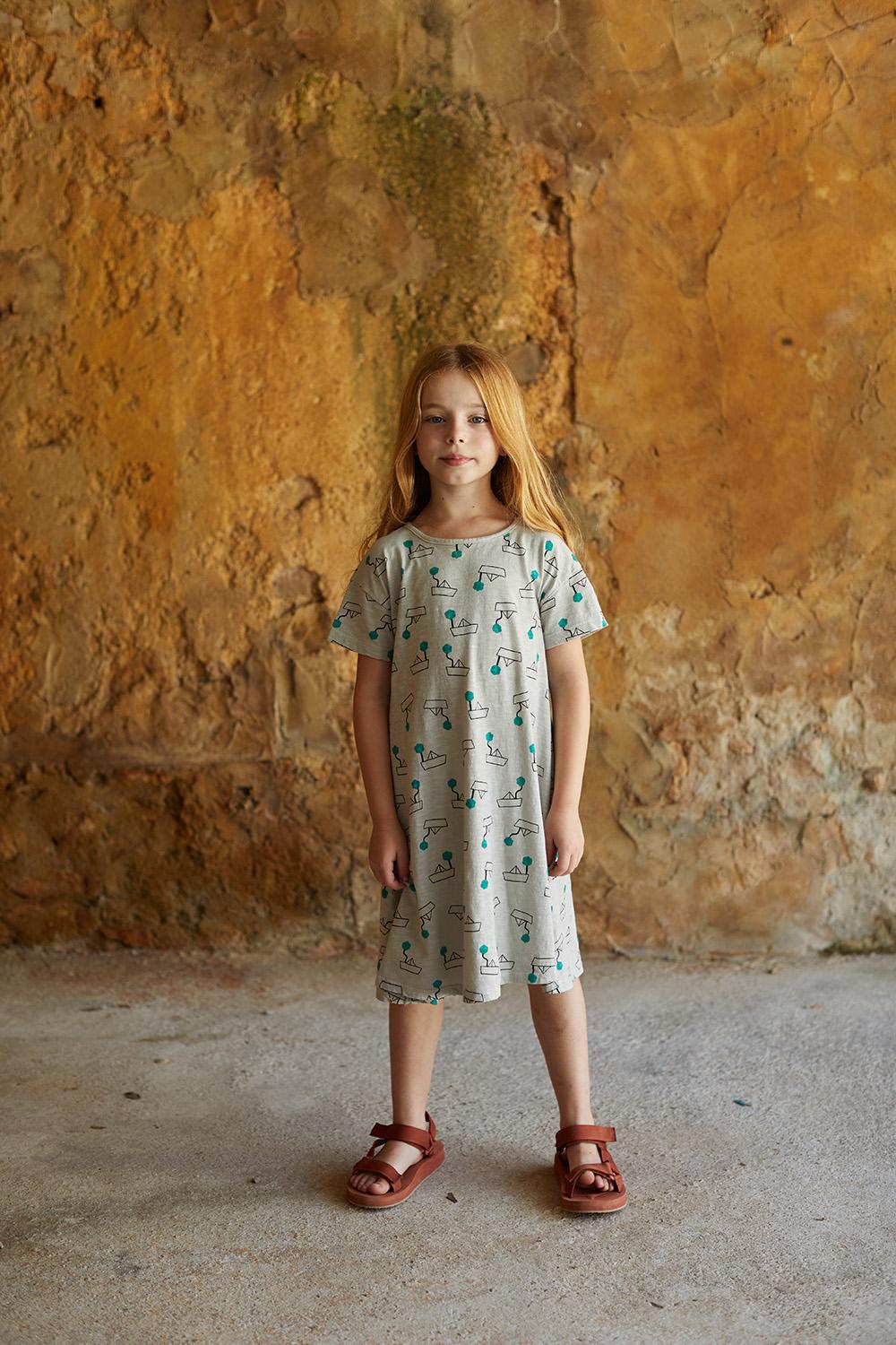 VESTIDO GRIS EVASÉ ESTAMPADO BARCOS Y ÁRBOLES