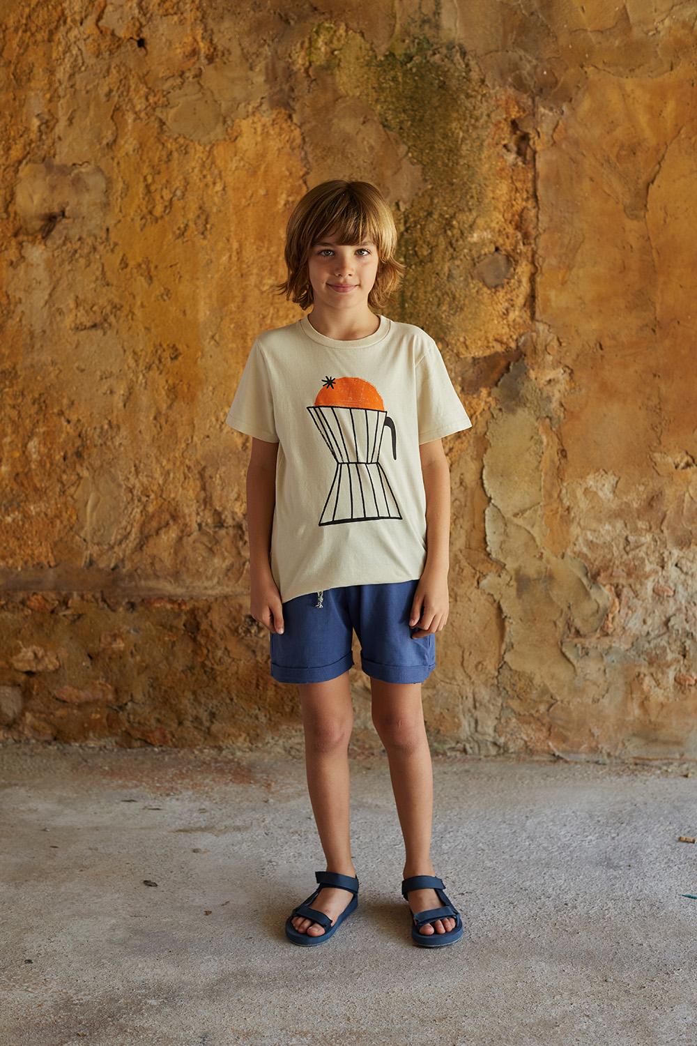 CAMISETA MANGA CORTA BLANCO ROTO CON ESTAMPADO CAFETERA Y NARANJA