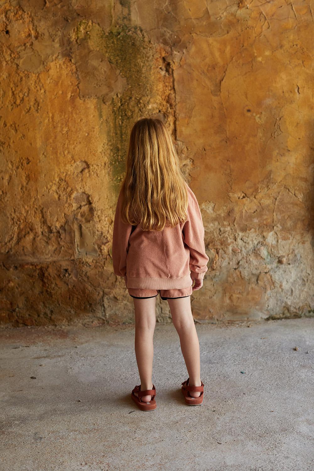 SUDADERA MELOCOTÓN EN RIZO CON BOLSILLO BORDADO FRESA