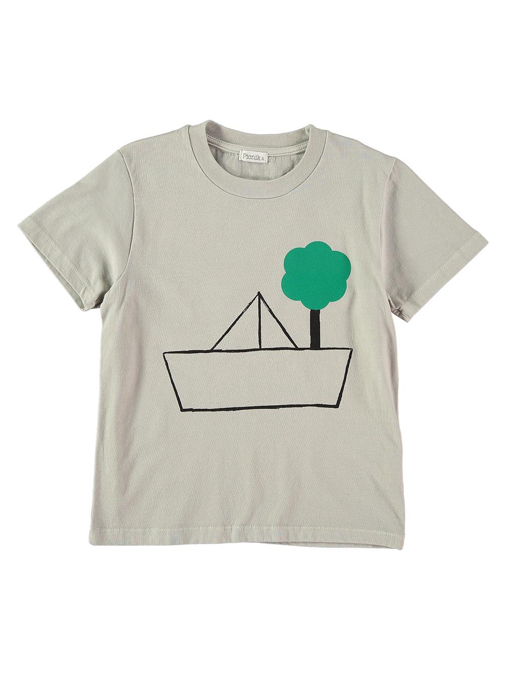CAMISETA MANGA CORTA GRIS ESTYAMPADA CON BARCO Y ÁRBOL
