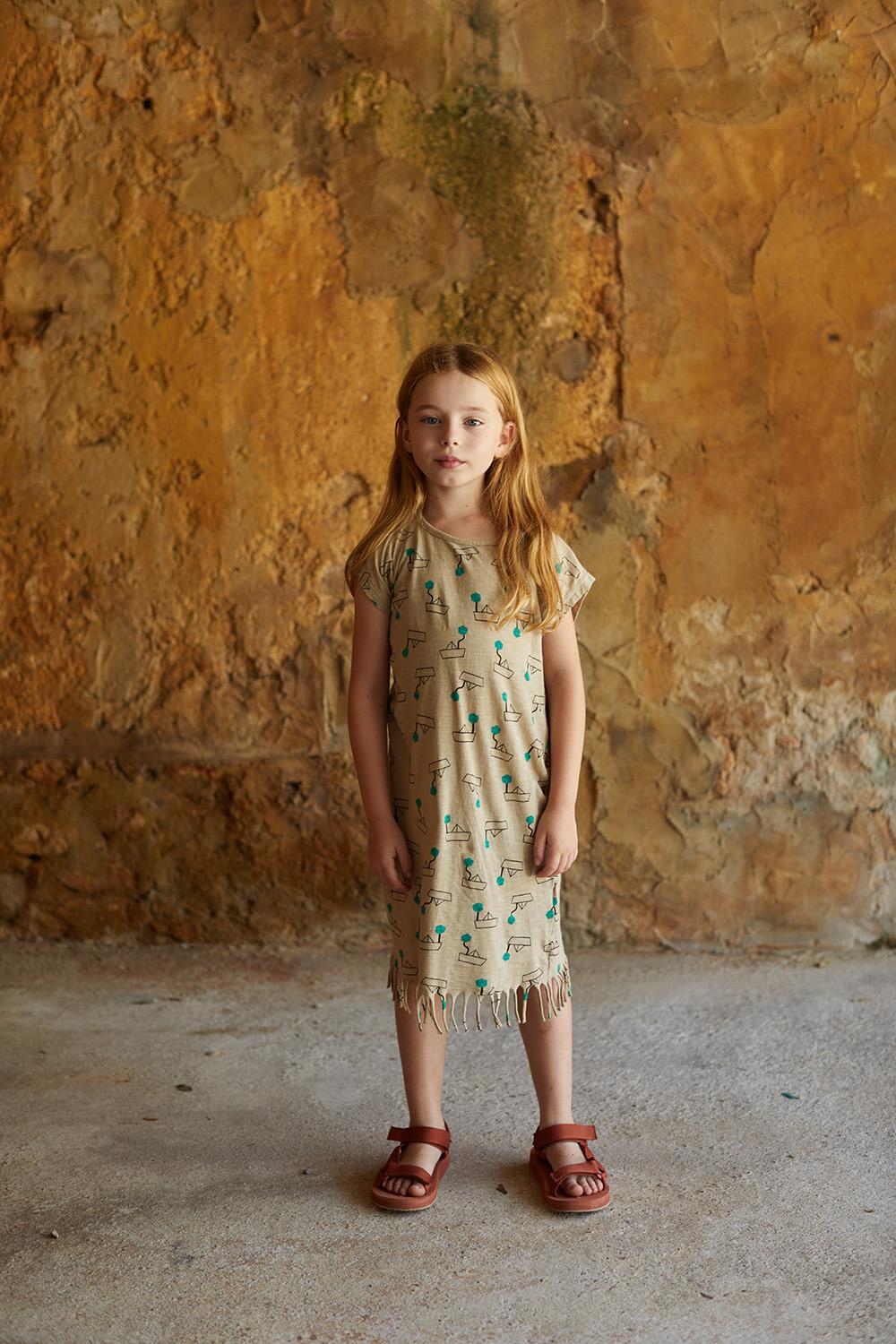 VESTIDO CAMEL CON FLECOS ESTAMPADO BARCOS Y ÁRBOLES