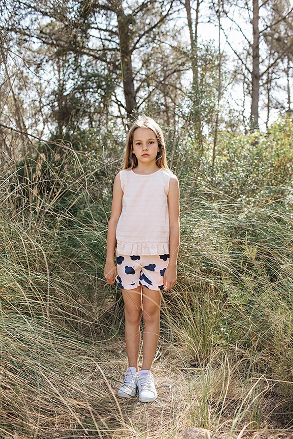 Ruffled pants with clouds and notes print in pale pink