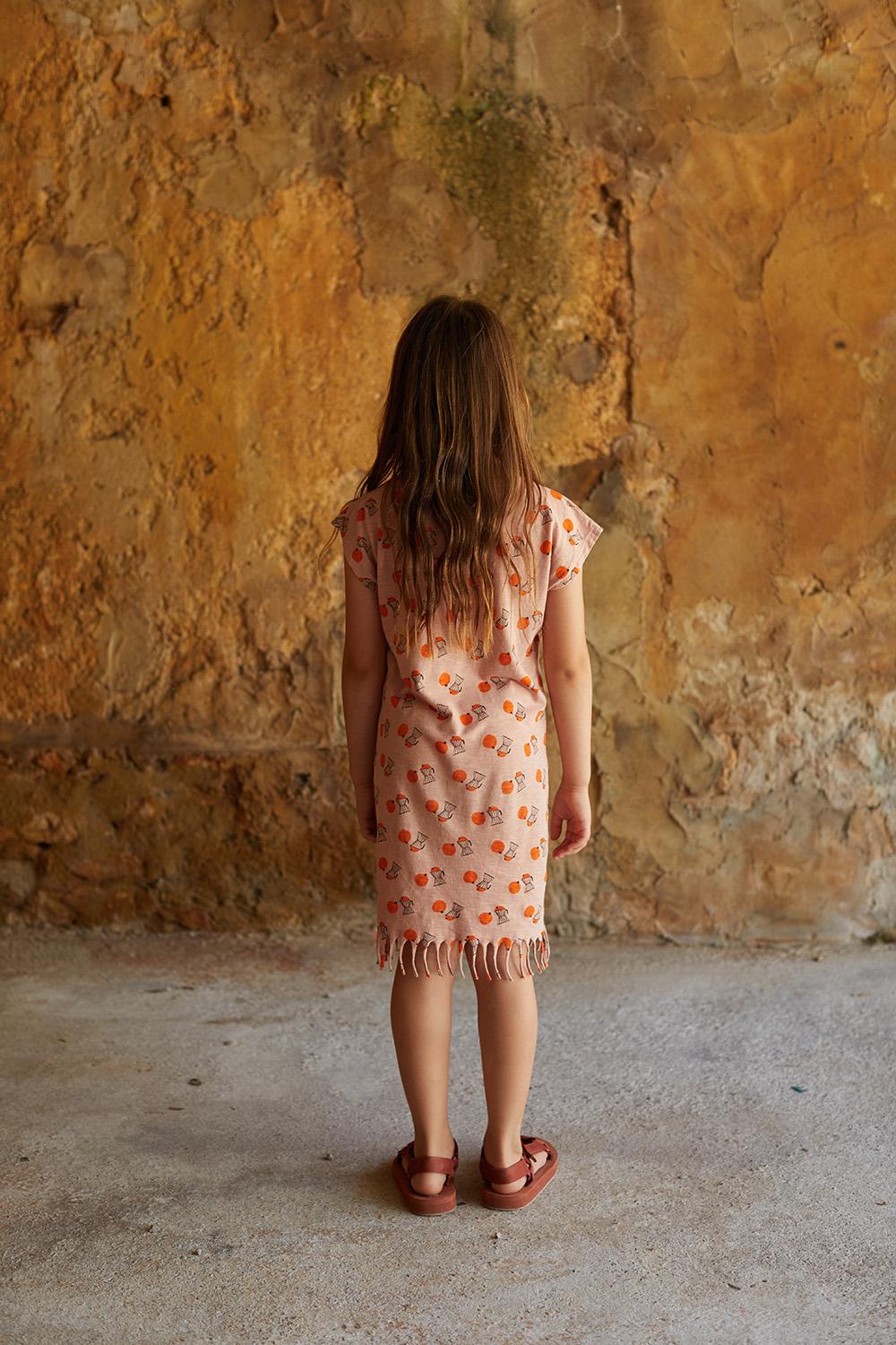 VESTIDO CON FLECOS ROSA ESTAMPADO CAFETERAS Y NARANJAS