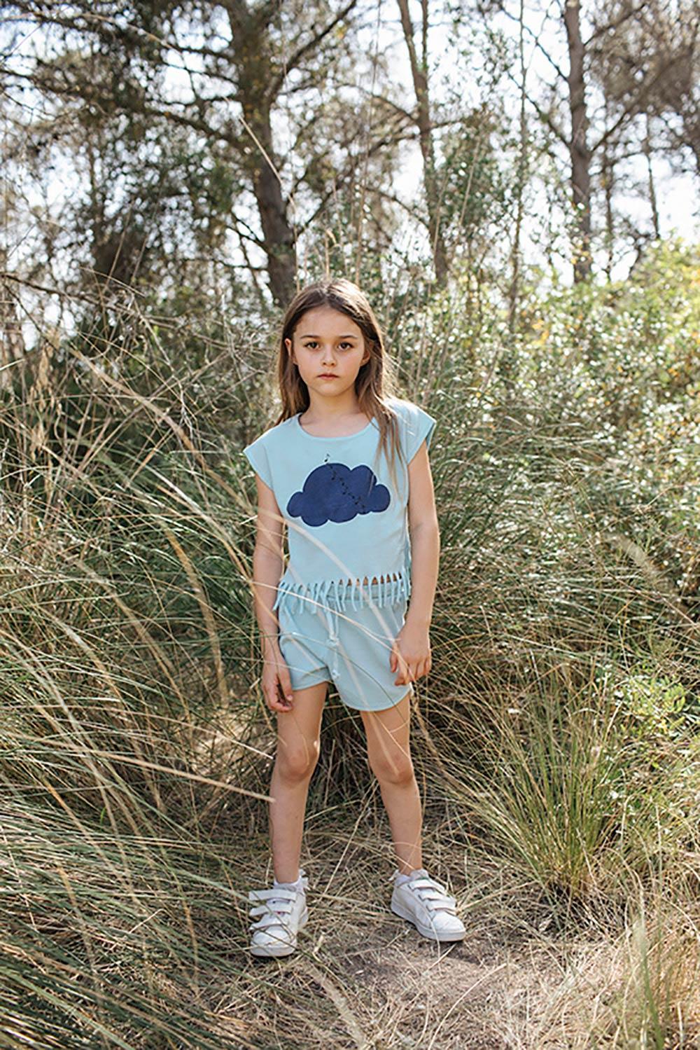 CAMISETA CROPPED NUBE Y NOTAS AZUL