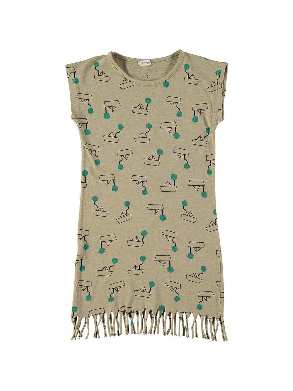 VESTIDO CAMEL CON FLECOS ESTAMPADO BARCOS Y ÁRBOLES