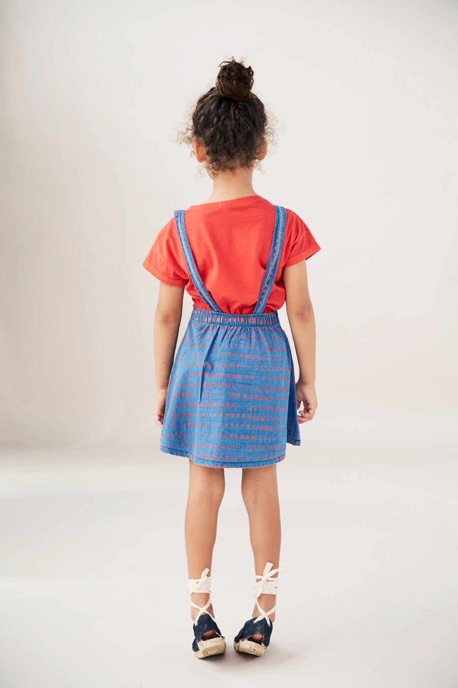 FALDA CON TIRANTES ESTAMPADO RECTÁNGULOS DENIM