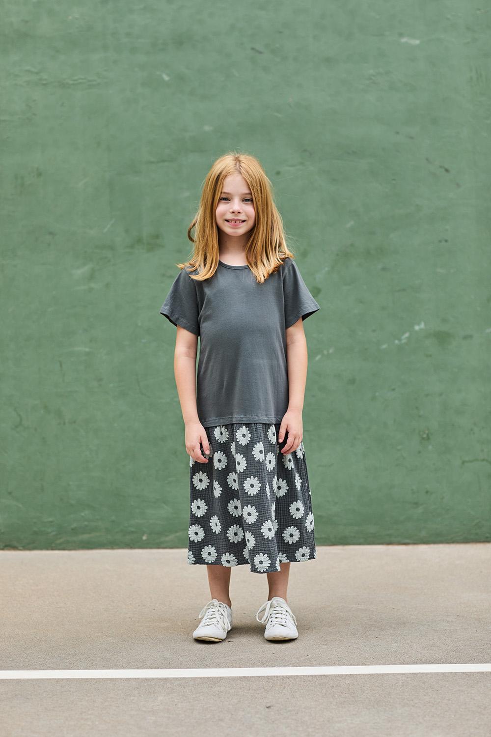 VESTIDO MANGA CORTA CON FALDA ESTAMPADA MARGARITAS COLOR GRIS OSCURO