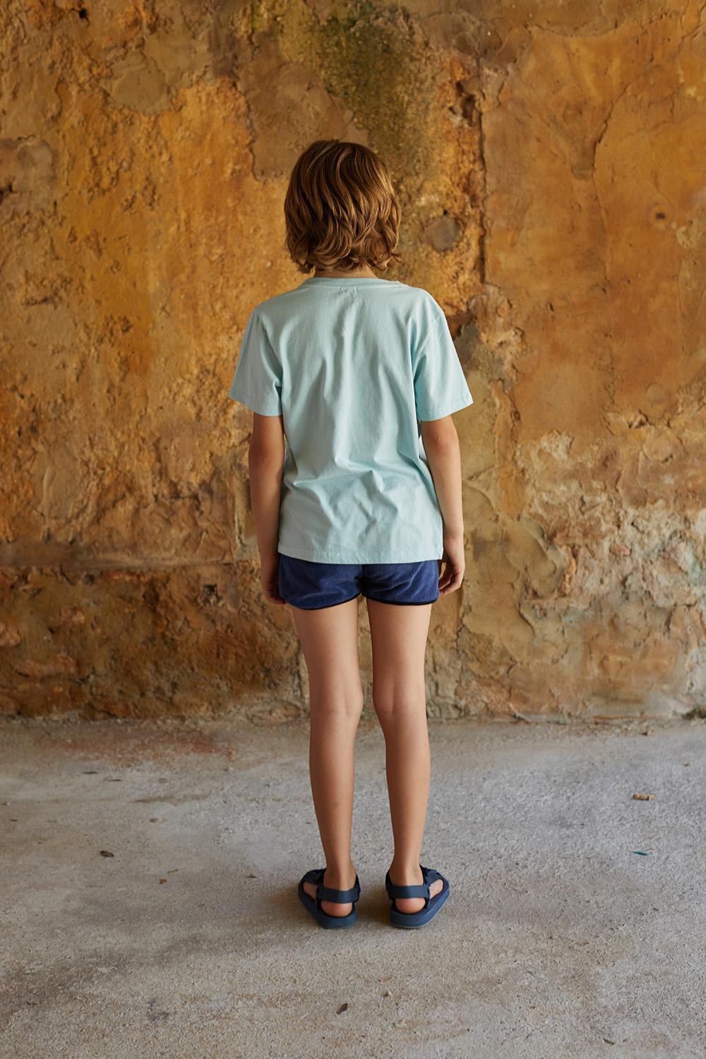 CAMISETA MANGA CORTA AZUL CLARO CON ESTAMPADO DE VENTILADOR Y PÁJAROS