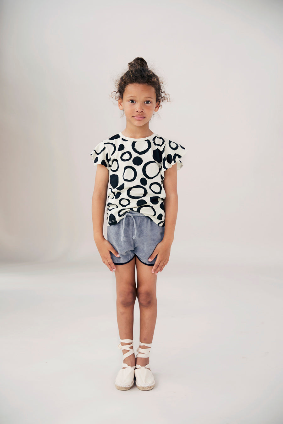 WHITE DOTS PRINTED RUFFLED T-SHIRT